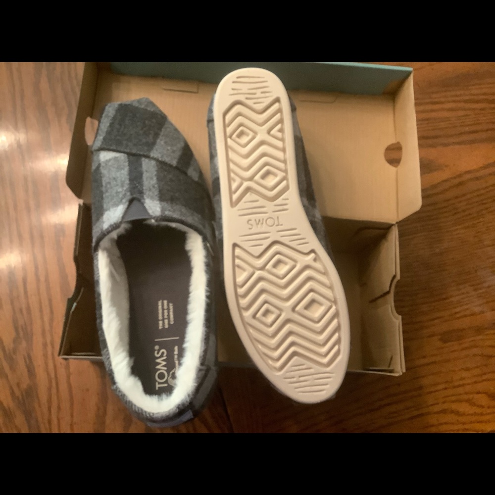 NWB Toms - Picture 2 of 3